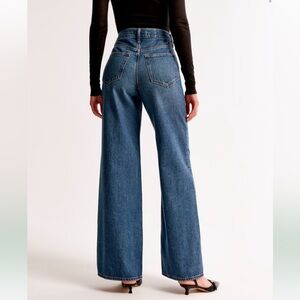 Abercrombie The Wide Leg High Rise 28 long medium wash